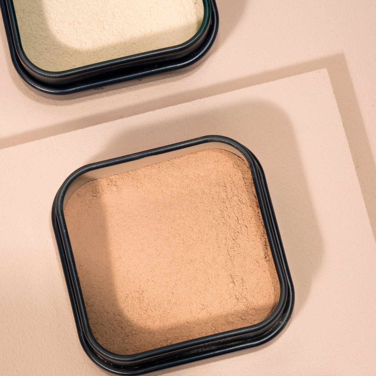 Foundation für ein zartes Finish, langanhaltend, vegan, tierversuchsfrei, ohne Nano- und Mikroplastik Partikel, für alle Hauttypen geeignet ohne Öle / Fette, ohne Parfüm, ohne Alkohol, hormonfrei / zero waste, plastikfrei